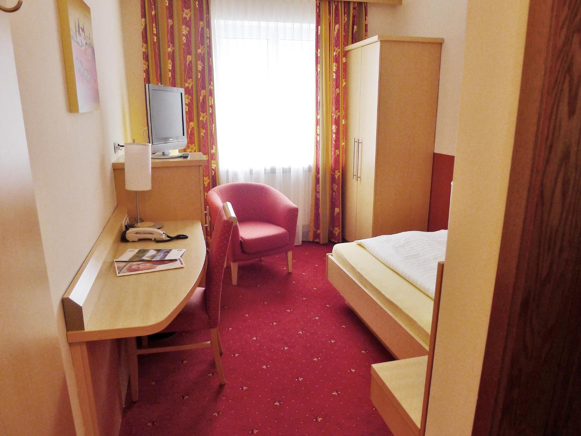 Hotel Restaurant Boeck "Roter Hahn" Санкт Пьолтен Стая снимка