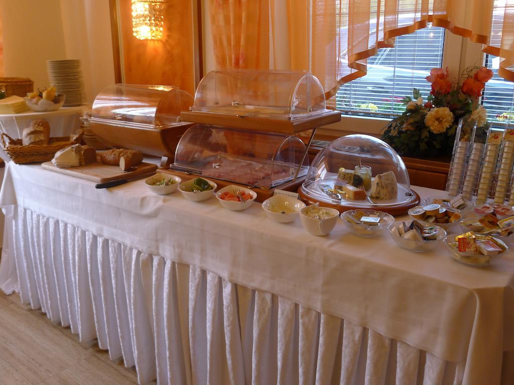 Hotel Restaurant Boeck "Roter Hahn" Санкт Пьолтен Екстериор снимка