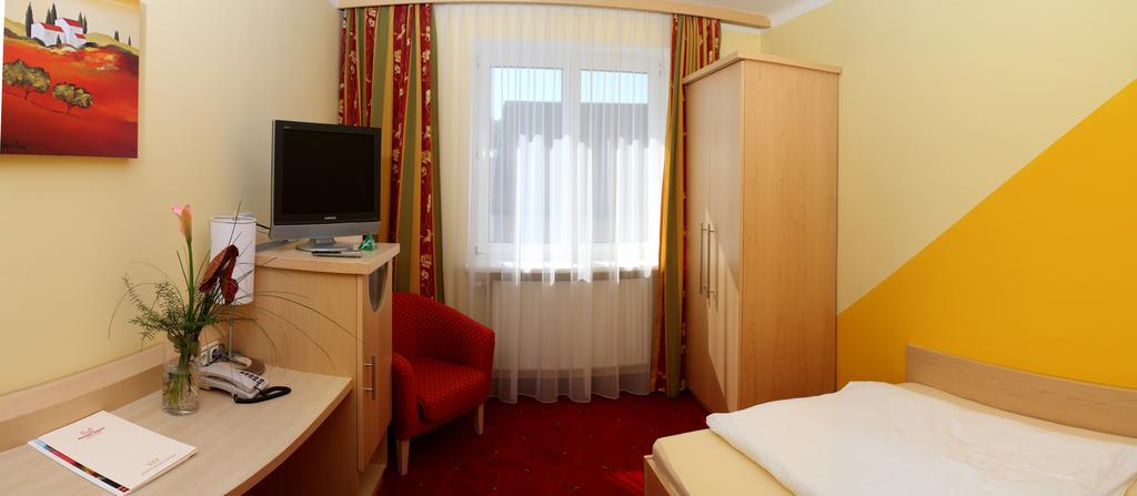 Hotel Restaurant Boeck "Roter Hahn" Санкт Пьолтен Екстериор снимка