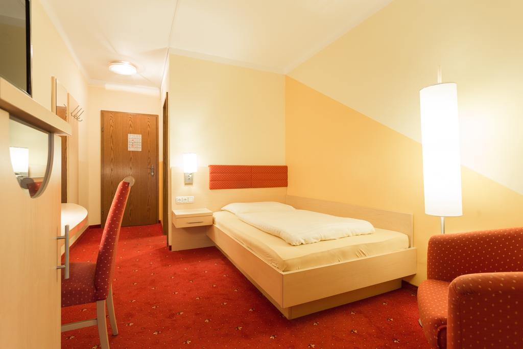 Hotel Restaurant Boeck "Roter Hahn" Санкт Пьолтен Екстериор снимка