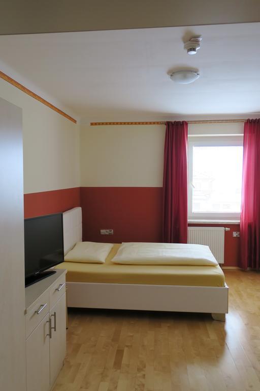 Hotel Restaurant Boeck "Roter Hahn" Санкт Пьолтен Екстериор снимка