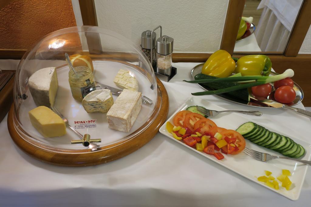 Hotel Restaurant Boeck "Roter Hahn" Санкт Пьолтен Екстериор снимка